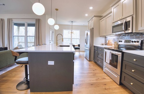 Bella Vista House | Modern Wooded Retreat | Corporate Housing | Remote Work | Pets OK | Near Back 40