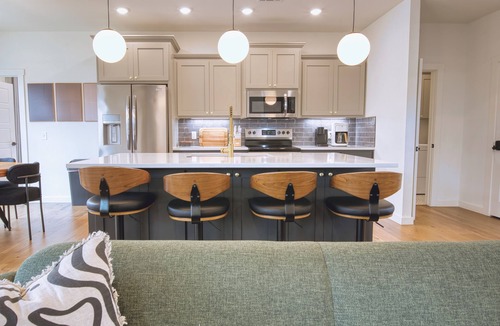 Bella Vista House | Modern Wooded Retreat | Corporate Housing | Remote Work | Pets OK | Near Back 40