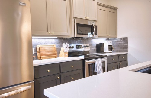 Bella Vista House | Modern Wooded Retreat | Corporate Housing | Remote Work | Pets OK | Near Back 40