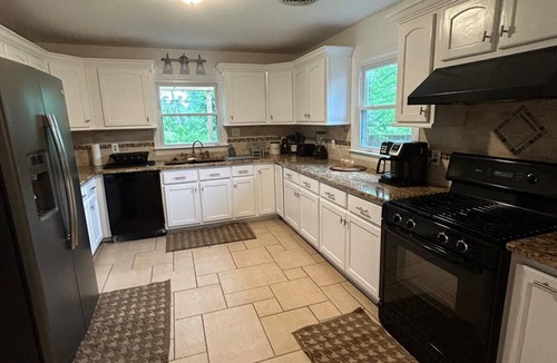 East Memphis House | MONTHLY STAYS- 6 Bedroom- Near Shelby Farms Park-Big Backyard & Lots of Parking