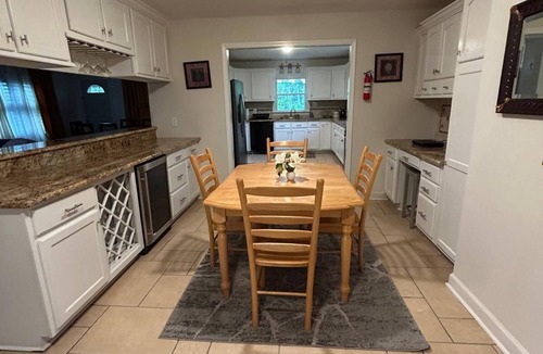 East Memphis House | MONTHLY STAYS- 6 Bedroom- Near Shelby Farms Park-Big Backyard & Lots of Parking
