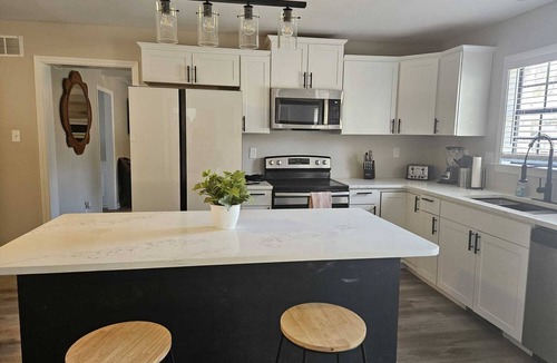 Ellendale House | MONTHLY STAYS -Modern 6 Bedroom Home with Extra Sleeping Space & Private Pool