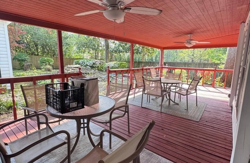 Ellendale House | MONTHLY STAYS-One-of-a-Kind Vast Colonial Estate in Germantown- 8 King Beds