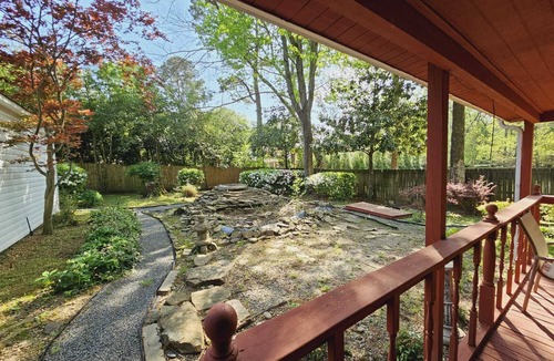 Ellendale House | MONTHLY STAYS-One-of-a-Kind Vast Colonial Estate in Germantown- 8 King Beds
