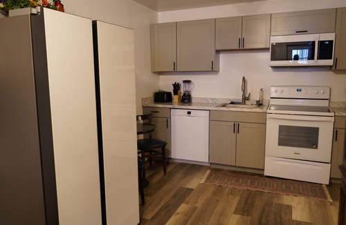 Memphis Cottage | MONTHLY STAYS-Spacious Guest House w/8+ Beds- Near Downtown & Medical District