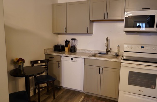 Memphis Cottage | MONTHLY STAYS-Spacious Guest House w/8+ Beds- Near Downtown & Medical District
