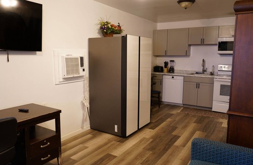 Memphis Cottage | MONTHLY STAYS-Spacious Guest House w/8+ Beds- Near Downtown & Medical District