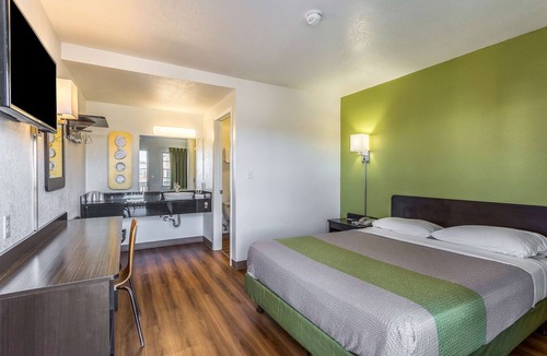 Biggs Field Hotel | Motel 6 El Paso, TX - East