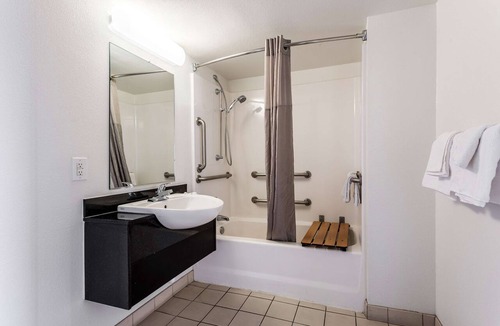 Biggs Field Hotel | Motel 6 El Paso, TX - East