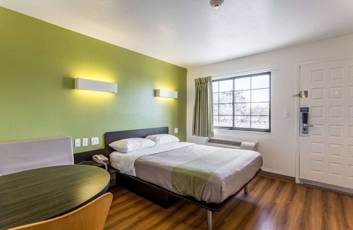 Biggs Field Hotel | Motel 6 El Paso, TX - East