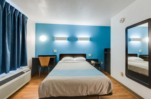 Kingston Hotel | Motel 6-Kingston, TN