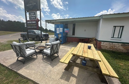 Isabella Apartment | Motel Room 3 with Bar & Grill and Laundromat