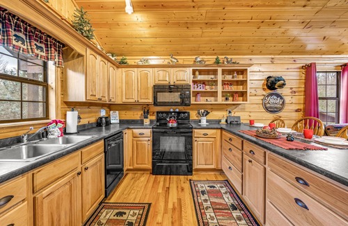 Sevierville Cabin | Mountain Cabin-Hot Tub-1.5 miles to Dollywood-Resort Pool-No Mountain Roads