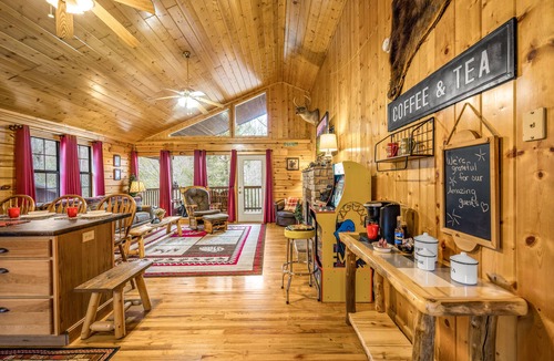 Sevierville Cabin | Mountain Cabin-Hot Tub-1.5 miles to Dollywood-Resort Pool-No Mountain Roads