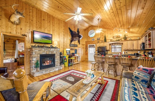 Sevierville Cabin | Mountain Cabin-Hot Tub-1.5 miles to Dollywood-Resort Pool-No Mountain Roads