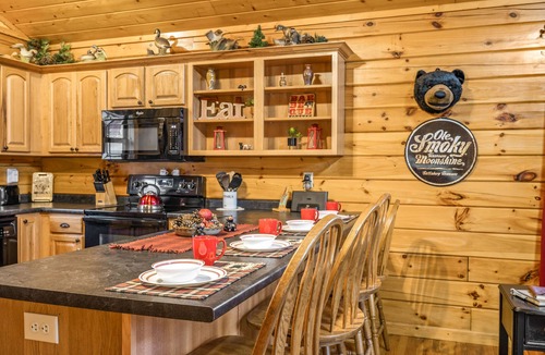 Sevierville Cabin | Mountain Cabin-Hot Tub-1.5 miles to Dollywood-Resort Pool-No Mountain Roads
