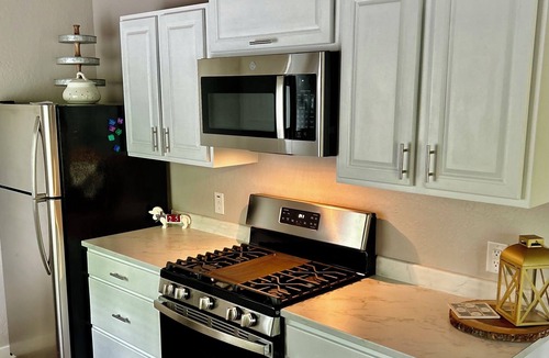 Mena House | Mountain Cabin, private pond, ride 2 WPG trails, Firepit, private, king, WiFi