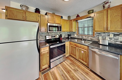 Gatlinburg - Pigeon Forge Cabin | Mountain Charm by Jackson Mountain Rentals