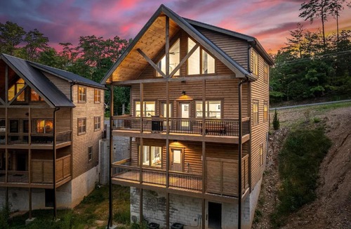Almont House | Mountain Hush, Private Splash, Sleeps 12, Near Town