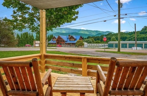 Wears Valley Apartment | Mountain Laurel | King Suite for 2 | Wears Valley