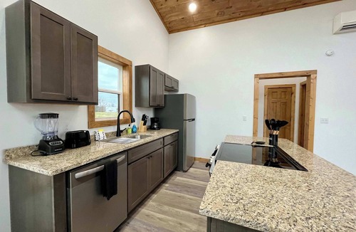 Rogers Cabin | Mountain Modern | Hot Tub, Near Natural Bridge
