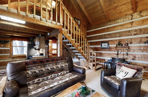 Smoky Mountains Apartment | Mountain View Cabin in the Woods with Deck, Hot Tub, & Free Attraction Tickets