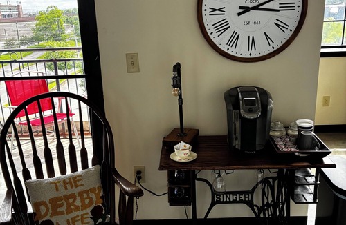 University Condo | Movie Theatre Projector, Huge Balcony Near CHURCHILL DOWNS & on UofL campus