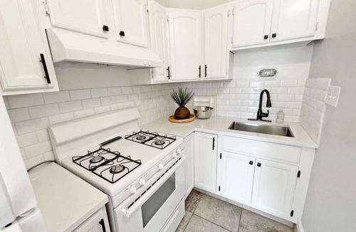 Mount Adams Apartment | Mt Adams 2BR | Deck | River Views | 3-min to Dtown