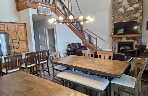 Indian Point House | Mtn Paradise Lake view Indoor/Outdoor pools/2 splash pads, Silver Dollar City