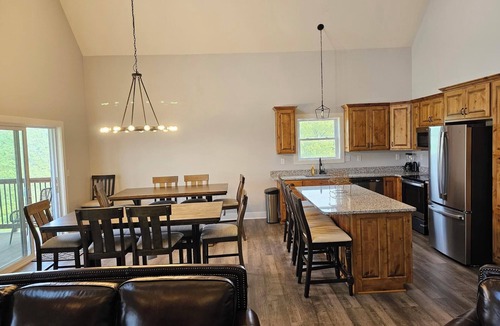 Indian Point House | Mtn Paradise Lake view Indoor/Outdoor pools/2 splash pads, Silver Dollar City