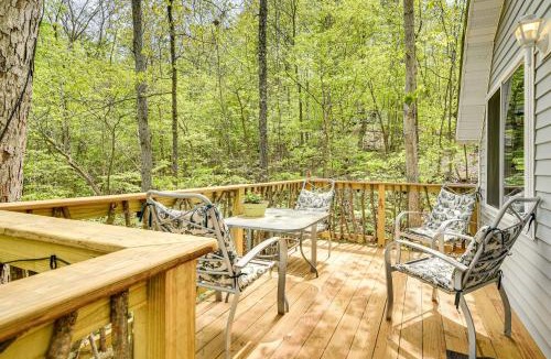 Vulcan House | Mtn-View Cabin w/Deck & Fire Pit in Des Arc!