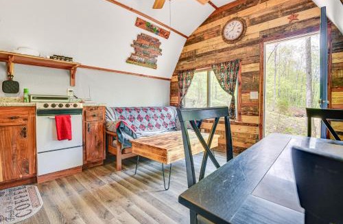 Vulcan House | Mtn-View Cabin w/Deck & Fire Pit in Des Arc!