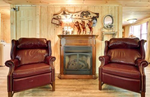 Warne House | Mtn-View Warne Cabin: Hot Tub, Wine Cabinet!