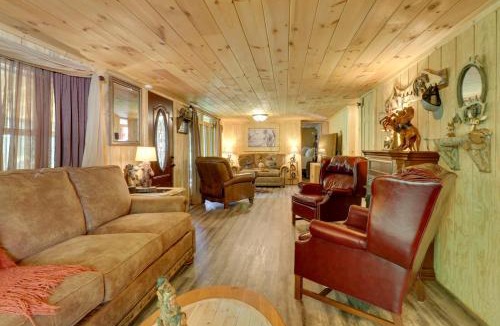 Warne House | Mtn-View Warne Cabin: Hot Tub, Wine Cabinet!
