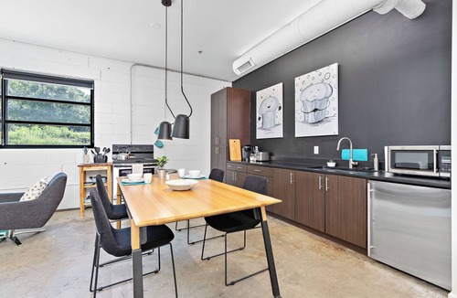 Midtown - Westport Apartment | Muffin Suite King Bed 1bath with a dedicated parking spot Book a stay now!