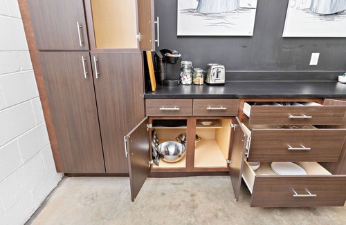 Midtown - Westport Apartment | Muffin Suite King Bed 1bath with a dedicated parking spot Book a stay now!
