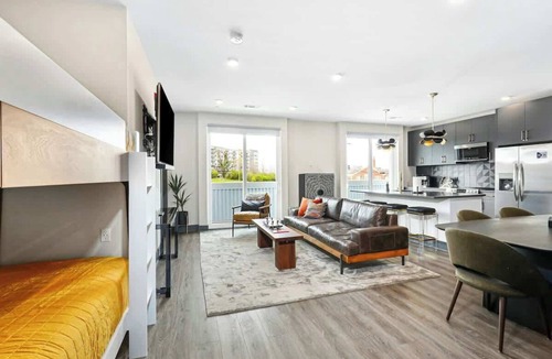 Rolling Mill Hill Apartment | Muse Contemporary second-floor condo with high-speed WiFi, central AC & balcony