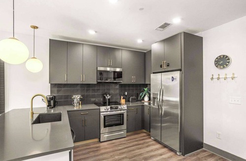 Rolling Mill Hill Apartment | Muse-ic City Luxury - Entire Apt 5 min to Broadway