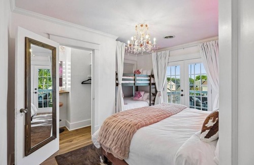 Hillsboro Village House | Music Row Historic Home | 5 Legend-Themed Suites