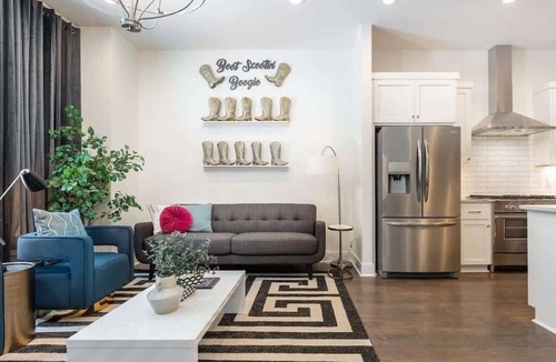 West End House | Nashville King Bed Stay 3 Miles to Broadway
