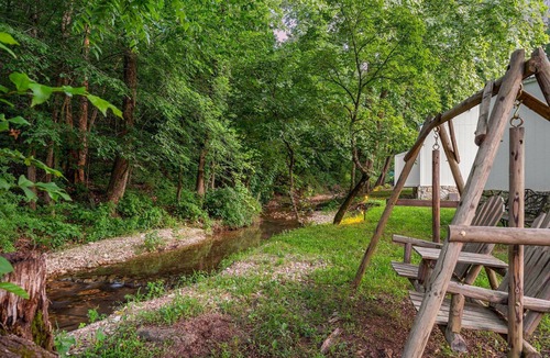 Blue Eye Cabin | Nature-Focused Getaway | Creekside Studio w/Modern Comforts & Free Ticket Perks!