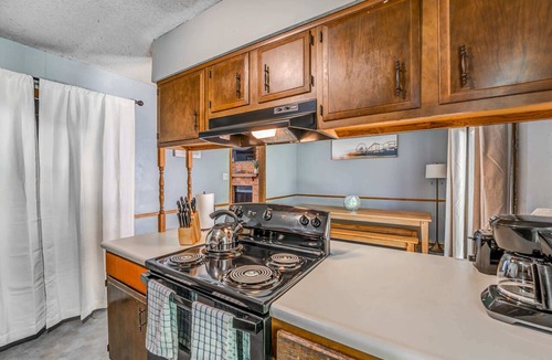Ellendale House | Near Dining & MEM - Hickory Hill Home