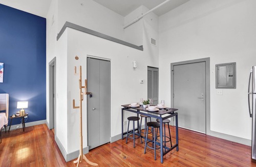 Downtown Louisville Apartment | Near Hospitals & DT ~ Nice+Parking+W/D+YUM Center