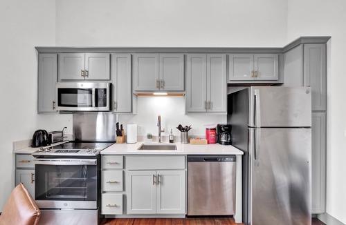 Old Louisville Apartment | Near Hospitals & DT ~ Vivid+Parking+W/D+Churchill