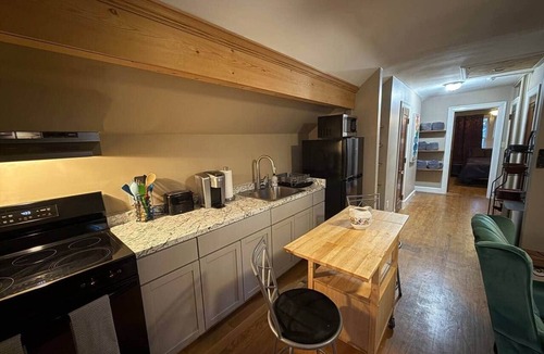 Taylor Berry House | Neon Jungle Hideaway | Hot Tub | 5 Bedroom