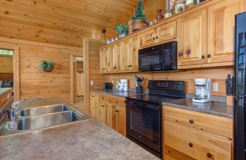 Black Bear Falls Cabin | Nestled in the heart of Gatlinburg, Eagles Point Lodge offers a stunning mountai