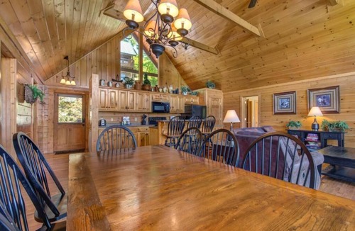 Black Bear Falls Cabin | Nestled in the heart of Gatlinburg, Eagles Point Lodge offers a stunning mountai