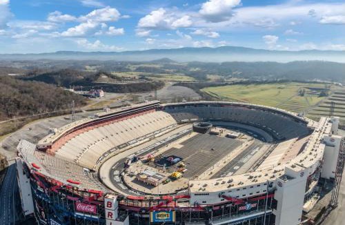 Bluff City House | New 3BR Raceday Retreat - Steps from Speedway