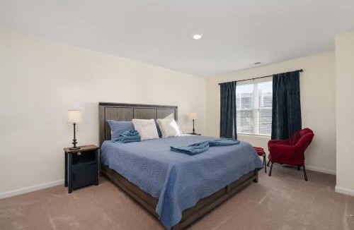 Bluff City House | New 3BR Raceday Retreat - Steps from Speedway