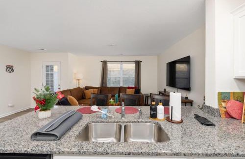 Bluff City House | New 3BR Raceday Retreat - Steps from Speedway